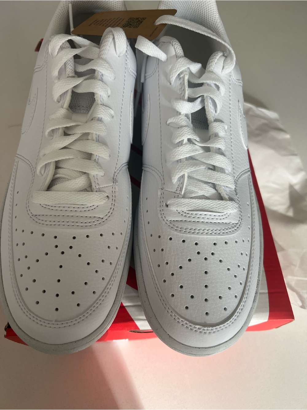 Nike Men’s White Leather Low-Top Sneakers with Subtle Gray Sole
